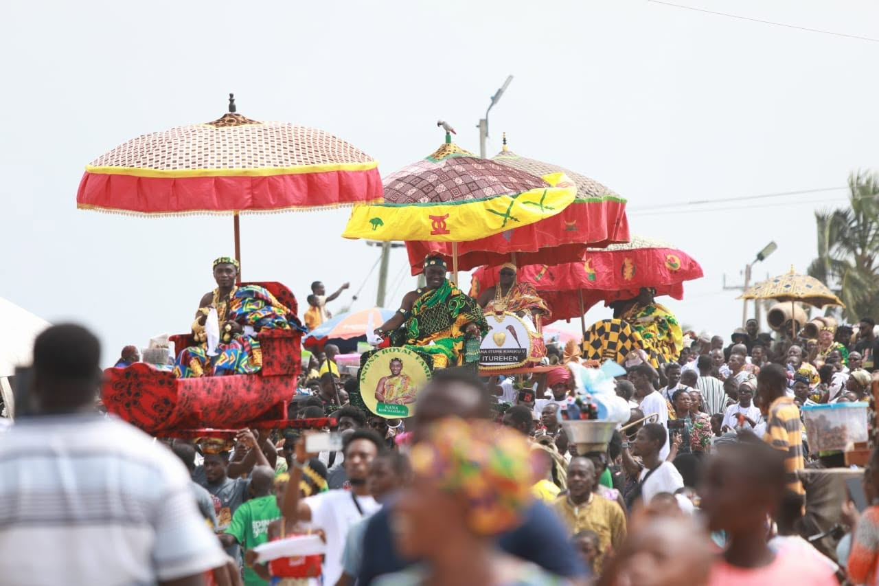 Figure 2:  Chiefs ride in a palanquins as festival attendees cheer them on